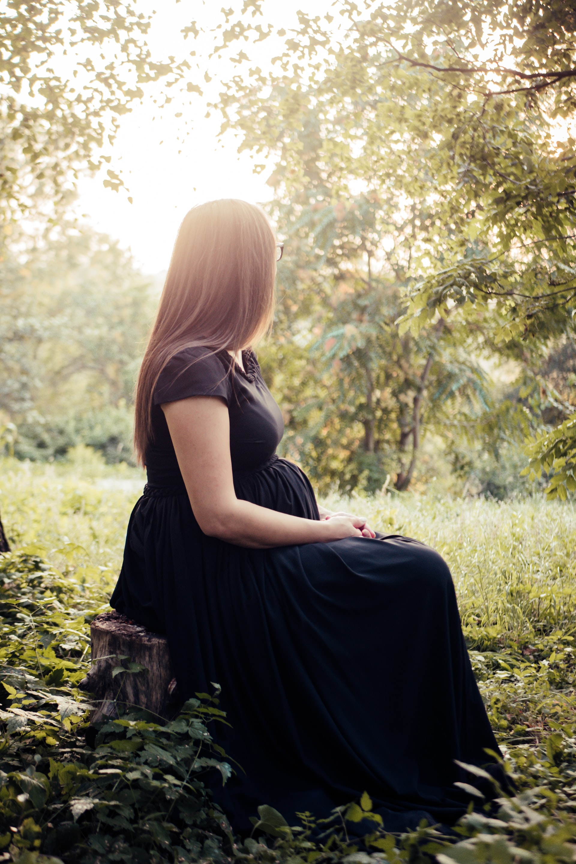 femme enceinte regard au loin